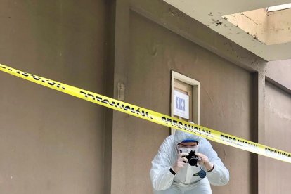 Durante una clase sobre cómo se fijan los indicios en el lugar de los hechos.