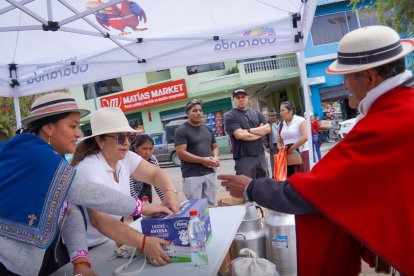 Ciudadanos colaboran en la radio maratón realizada en la Plaza Roja de Guaranda para apoyar a las familias de Simiatug.
