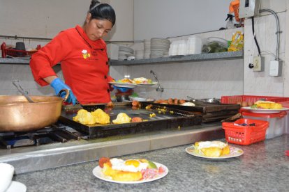 El tradicional plato ambateño atrae a familias y visitantes en una jornada llena de sabor.