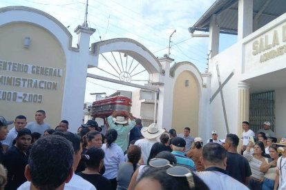 Su funeral, lleno de música y tradición montuvia, paralizó la avenida principal de Mocache.