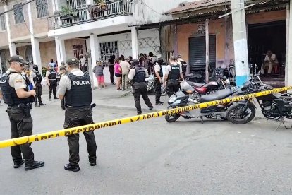 Agentes policiales levantan indicios en el taller de la avenida Libertad, donde un hombre fue asesinado el jueves pasado.