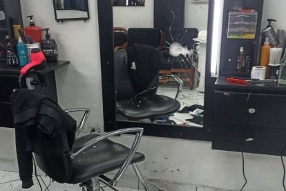 Uno de los balazos se alojó en un espejo, cerca del cual quedó un cadáver.