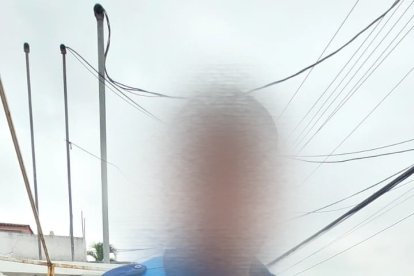 Así resultó el agente que fue golpeado por ciudadanos en Urdesa.