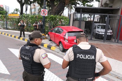 Agentes policiales acudieron al sitio para recabar datos e indicios.