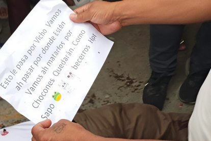 El panfleto que dejaron los asesinos en el pecho de la víctima