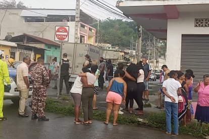 Curiosos y familiares observan el trabajo de criminalística en el sitio donde fue atacado el guía penitenciario en Santas Vainas.