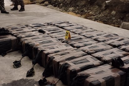 Bultos con los 697,6 kilos de clorhidrato de cocaína incautados, valorados en aproximadamente USD 32,6 millones en el mercado europeo.