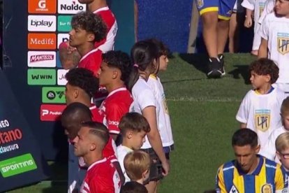 Los jugadores de Estudiantes de la Plata le dieron la espalda a sus colegas de Rosario en la entrada a la cancha.