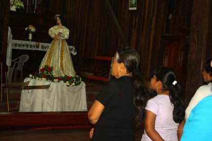 Los feligreses participaron con antorchas en el recorrido en honor a Santa Catalina, en Colonche.