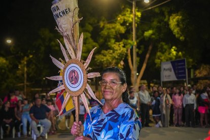 Los feligreses participaron con antorchas en el recorrido en honor a Santa Catalina, en Colonche.