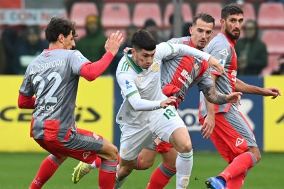 Matias Soule, autor del segundo gol de la Roma, regateando entre los jugadores del Cremonese.