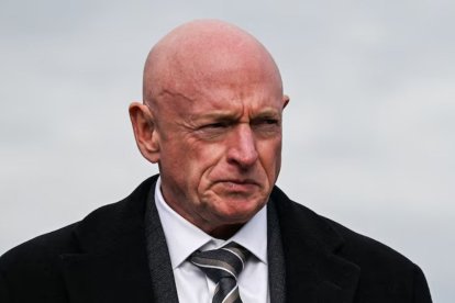 Mark Kelly enfrenta medidas disciplinarias tras instar a militares a desobedecer órdenes.