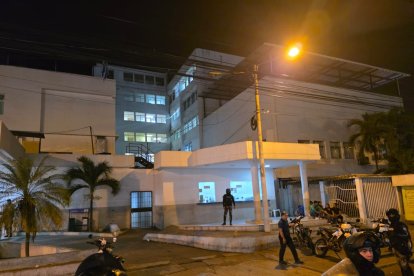 El ataque ocurrió en presencia de decenas de familiares de los pacientes del hospital de Machala.