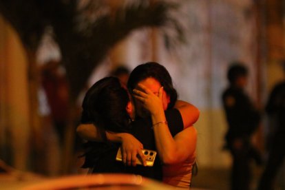 Familiares de la víctima llegaron al sitio y estallaron en llanto al confirmar el fallecimiento de su familar.