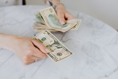 El Ministerio de Trabajo evalúa proyecciones económicas antes de definir el incremento del salario básico 2026.