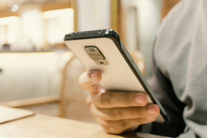 Mantener la batería entre el 20% y el 80% y usar cargadores certificados ayuda a evitar el desgaste prematuro del celular y prolonga su vida útil.