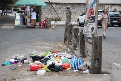 En Sauces 8, personas hacen caso omiso a aviso de 'prohibido botar basura'.