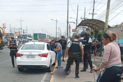 El cuerpo del hombre quedó tendido sobre la vereda, lo que generó alarma entre quienes se encontraban en la zona.