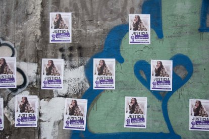 Cerca de la dependencia judicial, familiares de las víctimas pegaron estos afiches en las paredes.