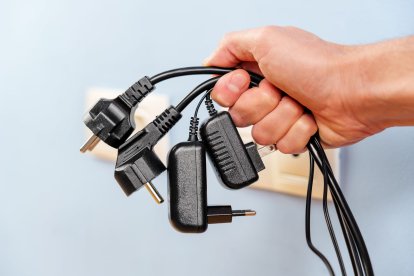 Desconectar aparatos que no estén en uso reduce considerablemente la planilla de luz.