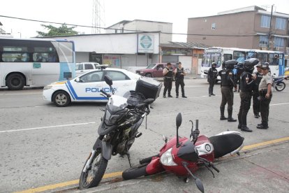 Los presuntos asaltantes fueron trasladados a un centro de salud tras recibir impactos de bala durante el enfrentamiento.
