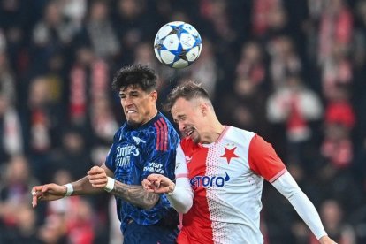 Piero Hincapié (i) es titular fijo en la defensa de Arsenal.