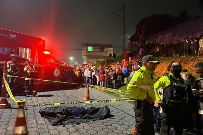 El cuerpo de la víctima quedó en plena vía. Moradores indicaron que no vivía en el sector.