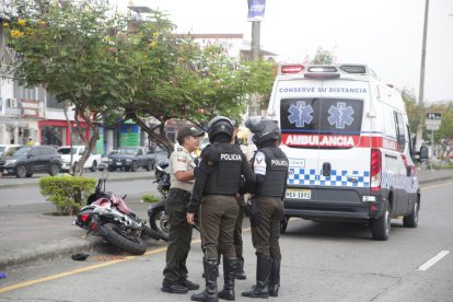 Los heridos fueron llevados en ambulancia.