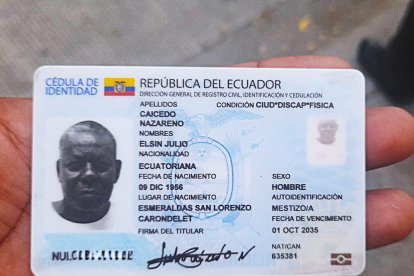 La cédula de identidad del ciudadano fallecido. La Policía busca a sus familiares.