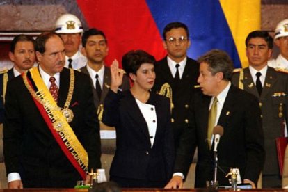 Abdalá Bucaram (i), Rosalía Arteaga (c) y Fabián Alarcón (d).