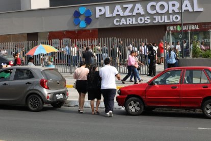 Desde la primera hora de la mañana, decenas de personas esperaban que abran la puertas del supermercado.