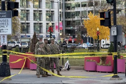 Efectivos de la Guardia Nacional refuerzan la seguridad en el centro de Washington, cerca de la Casa Blanca, tras el ataque.