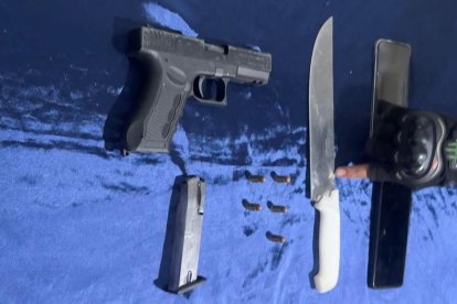 En poder de los sospechosos se encontró varios objetos, como un arma de fuego y un arma blanca.