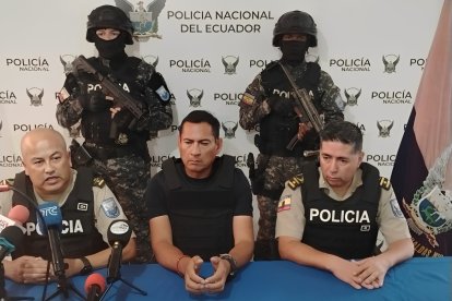 Autoridades de la Policía Nacional y el gobernador Juan Jaramillo informan sobre el rescate de la comerciante secuestrada en Esmeraldas, en medio de un operativo táctico en Majua.