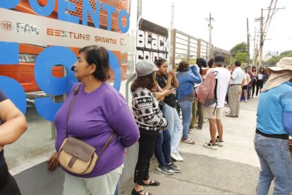 La fila en la avenida Carlos Julio Arosemena era poco extensa.
