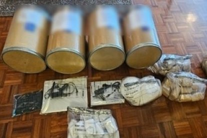 Entre las evidencias constan grandes cantidades de químicos.