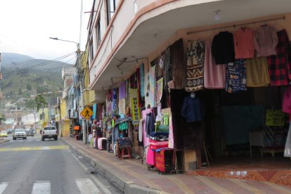 En sus diferentes locales, los artesanos exponen sus prendas y artículos.