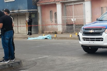 El cadáver de Carlos Antonio Avilés Macías quedó sobre la vereda.