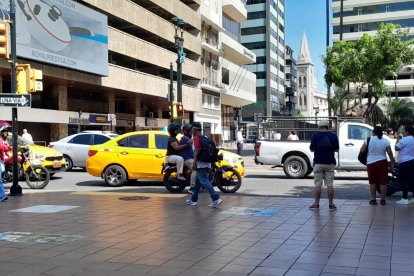 La mayoría de las personas que caminaban por la av. 9 de Octubre desconocían sobre el simulacro.