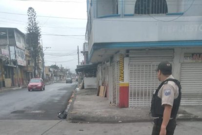 El lugar donde dejaron el explosivo fue acordonado por la Policía.