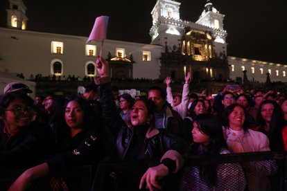 La plaza albergó miles de asistentes que se quedaron hasta el final del evento.