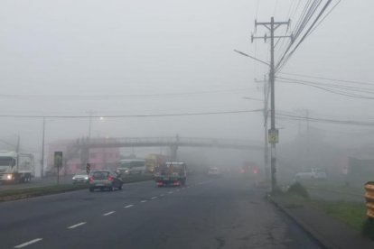 El cambio de clima ha causado neblina y lluvia en Quito. La AMT recomendó manejar con precaución.