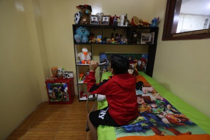 Lucas tiene una fisura en su tibia derecha, la cual sanará en seis semanas.