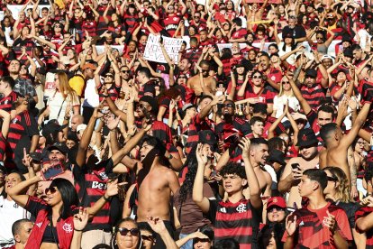 Aficionados de Flamengo se reúnen en el estadio Maracana