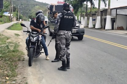 Agentes de la Policía Nacional ejecutan operativos en el barrio Portal del Río, Esmeraldas, en busca de pistas que permitan esclarecer el crimen ocurrido en la zona.