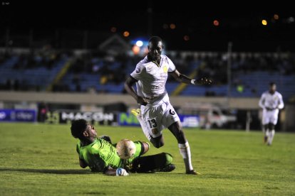 Janner Corozo, delantero del Barcelona SC, en acción durante el partido ante Libertad.