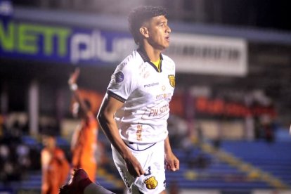 Xavier Arreaga abrió la cuenta en el estadio Reina del Cisne.