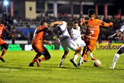 Barcelona empató en campo de Libertad.