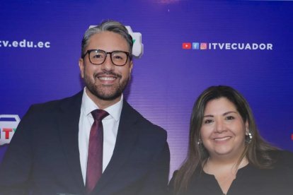 El productor peruano muestra el trofeo que ganó después de 18 años.