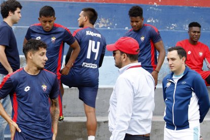 Marco Pazos (d), presidente del Nacho, comentó que las deudas le ganan al club.